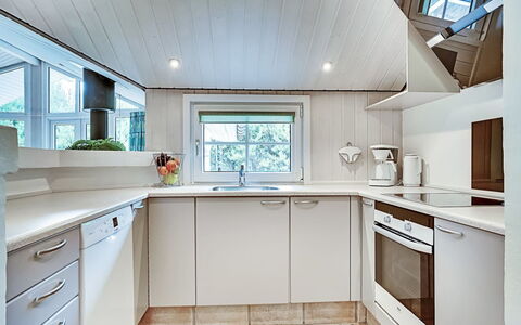 Guththorm - 600M from the Sea: Interior Design, Flooring, Decke, Küche, Holz, Countertop, Fussboden, Cabinetry, Armatur, Light Fixture