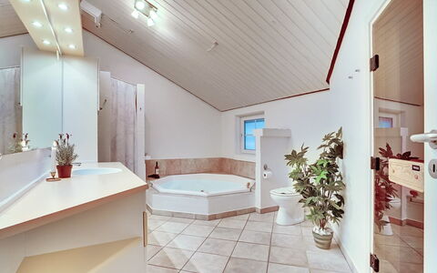 Guththorm - 600M from the Sea: Interior Design, Decke, Flooring, Fussboden, Armatur, Zimmer, Light Fixture, Badewanne, Installation, Badezimmer