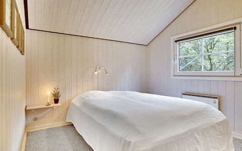 Guththorm - 600M from the Sea: Holz, Decke, Flooring, Fussboden, Interior Design, Schlafzimmer, Zuhause, Zimmer, Bett, Light Fixture