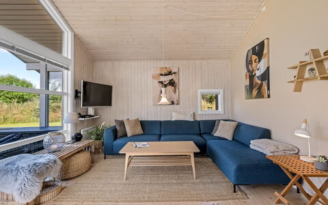 Sviðandi - 1.5Km from the Sea: Holz, Möbel, Flooring, Interior Design, Couch, Fussboden, Wohnzimmer, Decke, Zuhause, Holzboden