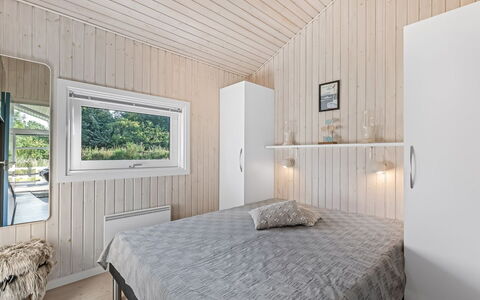 Sviðandi - 1.5Km from the Sea: Holz, Schlafzimmer, Decke, Bett, Fussboden, Interior Design, Flooring, Zuhause, Bettdecke, Bedding