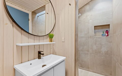 Sviðandi - 1.5Km from the Sea: Flooring, Wand, Armatur, Fussboden, Interior Design, Holz, Badezimmer, Badezimmerschrank, Sinken, Bad Sink
