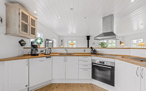 Dortea - 600M from the Sea: Flooring, Holz, Interior Design, Decke, Fussboden, Countertop, Küche, Cabinetry, Haushaltsgerät, Küchengerät