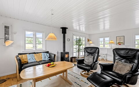 Dortea - 600M from the Sea: Möbel, Holz, Interior Design, Decke, Flooring, Holzboden, Zuhause, Fussboden, Beleuchtung, Wohnzimmer
