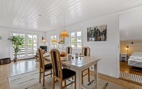 Dortea - 600M from the Sea: Holz, Interior Design, Decke, Flooring, Fussboden, Möbel, Holzboden, Zuhause, Light Fixture, Esszimmer