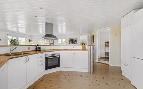 Dortea - 600M from the Sea: Flooring, Holz, Fussboden, Decke, Interior Design, Holzboden, Countertop, Cabinetry, Küche, Möbel