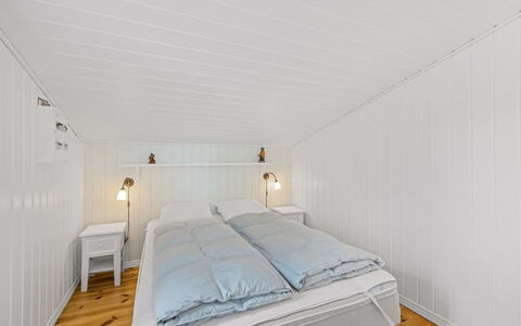 Dortea - 600M from the Sea: Holz, Flooring, Decke, Fussboden, Interior Design, Schlafzimmer, Holzboden, Zimmer, Bett, Planke
