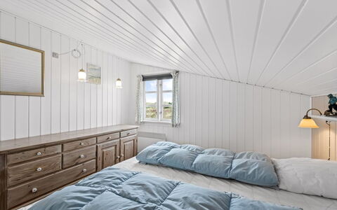 Dortea - 600M from the Sea: Decke, Interior Design, Holz, Schlafzimmer, Flooring, Fussboden, Bett, Beleuchtung, Bedding, Bettdecke
