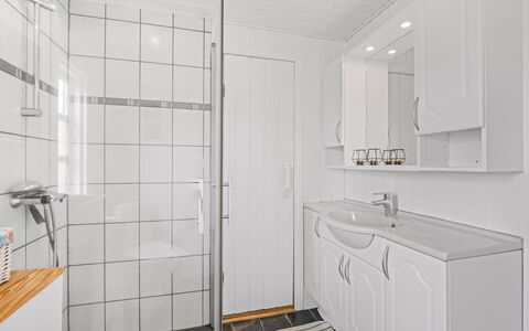 Dortea - 600M from the Sea: Flooring, Armatur, Fussboden, Sinken, Bad Sink, Interior Design, Badezimmerschrank, Badezimmer, Zapfhahn, Installation