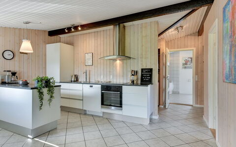 Jess - from the Sea: Küche, Flooring, Interior Design, Holz, Decke, Light Fixture, Fussboden, Countertop, Möbel, Cabinetry