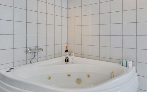 Jess - from the Sea: Badezimmer, Armatur, Badewanne, Interior Design, Flooring, Fussboden, Zapfhahn, Installation, Verbundwerkstoff, Zimmer