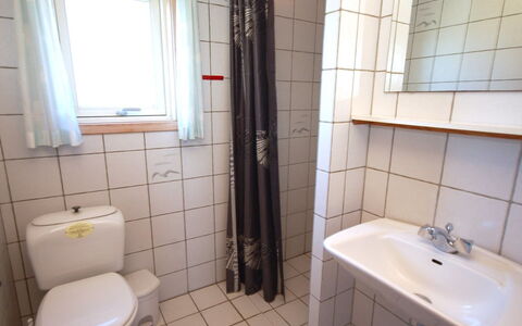 Riborg - from the Sea: Armatur, Wand, Badezimmer, Bad Sink, Toilleten Sitz, Flooring, Fussboden, Sinken, Toilette, Installation
