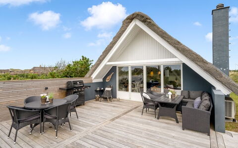 Hen - 400M from the Sea: Hütte, Garten, Abstellgleis, Gartenbauten, Schatten, Garten, Hinterhof, Rasen, Bauernhaus, Landscaping