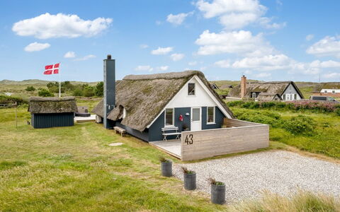 Hen - 400M from the Sea: Hütte, Garten, Abstellgleis, Gartenbauten, Schatten, Garten, Hinterhof, Rasen, Bauernhaus, Landscaping