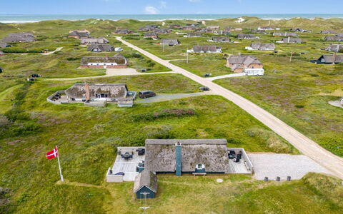 Hen - 400M from the Sea: Hütte, Garten, Abstellgleis, Gartenbauten, Schatten, Garten, Hinterhof, Rasen, Bauernhaus, Landscaping