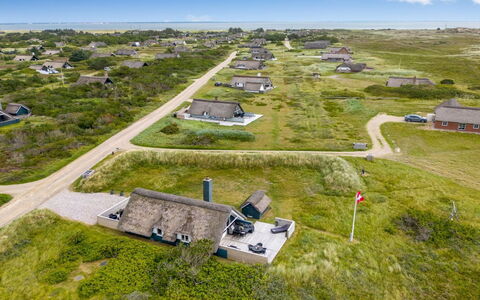 Hen - 400M from the Sea: Hütte, Garten, Abstellgleis, Gartenbauten, Schatten, Garten, Hinterhof, Rasen, Bauernhaus, Landscaping