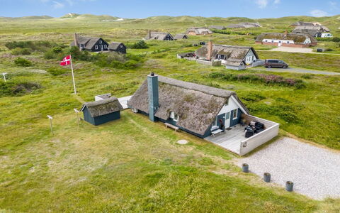 Hen - 400M from the Sea: Hütte, Garten, Abstellgleis, Gartenbauten, Schatten, Garten, Hinterhof, Rasen, Bauernhaus, Landscaping