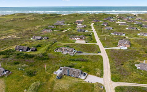 Hen - 400M from the Sea: Hütte, Garten, Abstellgleis, Gartenbauten, Schatten, Garten, Hinterhof, Rasen, Bauernhaus, Landscaping
