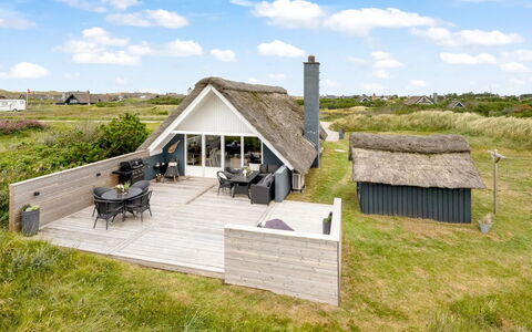 Hen - 400M from the Sea: Hütte, Zuhause, Haus, Dach, Veranda, Estate, Abstellgleis, Gartenbauten, Bauernhaus, Garten