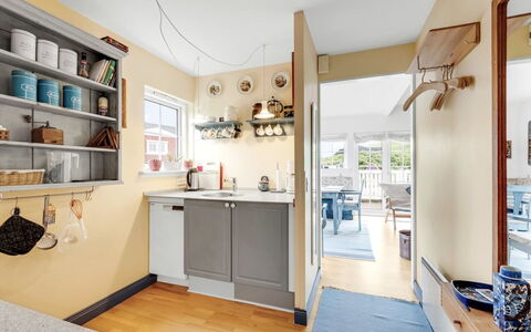Jannike - 100M from the Sea: Möbel, Interior Design, Flooring, Decke, Fussboden, Holz, Zimmer, Cabinetry, Küche, Beleuchtung