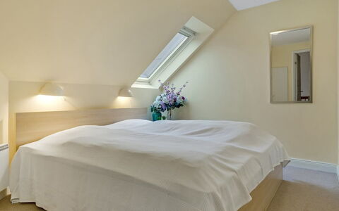 Jannike - 100M from the Sea: Interior Design, Flooring, Schlafzimmer, Decke, Bett, Holz, Fussboden, Möbel, Zimmer, Textil