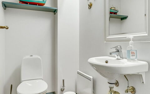 Jannike - 100M from the Sea: Badezimmer, Armatur, Bad Sink, Wand, Sinken, Interior Design, Flooring, Zapfhahn, Fussboden, Installation