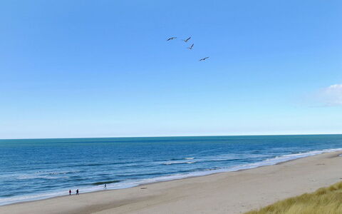 Jannike - 100M from the Sea: Blau, Wasser, Strand, Gewässer, Wasservorräte, Daytime, Natürlichen Umgebung, Horizont, Küste, Meer
