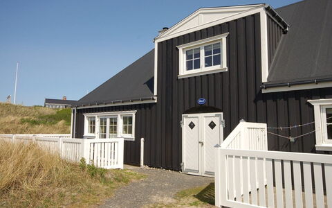 Eleonore - 100M from the Sea: Haus, Dach, Zuhause, Hütte, Schuppen, Gartenbauten, Abstellgleis, Garten, Blockhaus, Hütte