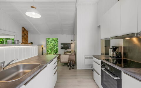 Fredger - 1.8Km from the Sea: Küche, Countertop, Interior Design, Küchengerät, Flooring, Holz, Decke, Major Appliance, Möbel, Fussboden