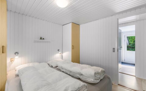 Fredger - 1.8Km from the Sea: Holz, Decke, Schlafzimmer, Interior Design, Flooring, Fussboden, Bett, Zuhause, Bedding, Bettdecke