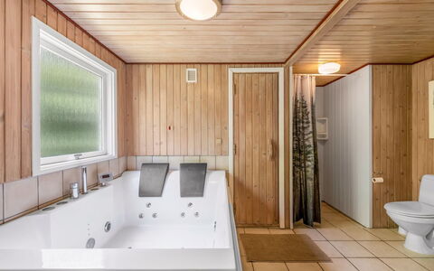 Fredger - 1.8Km from the Sea: Flooring, Fussboden, Interior Design, Armatur, Holz, Decke, Badewanne, Badezimmer, Zimmer, Installation