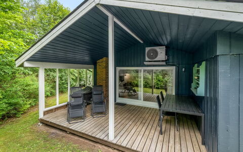 Fredger - 1.8Km from the Sea: Veranda, Hütte, Zuhause, Abstellgleis, Dach, Tür, Gartenbauten, Schuppen, Schatten, Estate