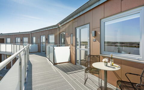 Aiana - 250M from the Sea: Fussboden, Verbundwerkstoff, Wohnung, Holzbeize, Hartholz, Glas, Balkon, Daylighting, Holzboden, Aluminium