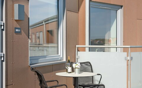 Aiana - 250M from the Sea: Fussboden, Verbundwerkstoff, Wohnung, Glas, Metall, Holzbeize, Balkon, Hartholz, Aluminium, Daylighting