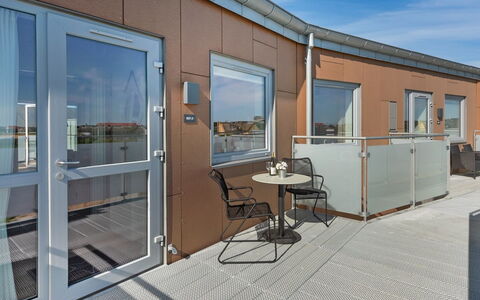 Aiana - 250M from the Sea: Verbundwerkstoff, Wohnung, Glas, Stuhl, Holzbeize, Balkon, Daylighting, Hartholz, Aluminium
