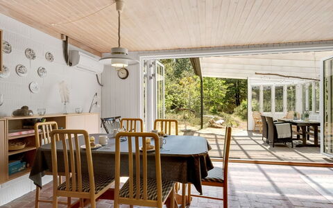 Mirva - 800M to the Fjord: Möbel, Interior Design, Holz, Decke, Flooring, Fussboden, Küche & Esszimmer Tisch, Stuhl, Light Fixture, Esszimmer
