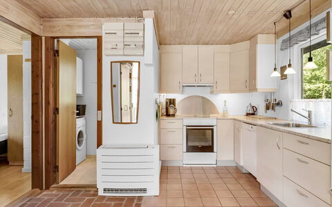 Mirva - 800M to the Fjord: Küche, Flooring, Countertop, Küchengerät, Interior Design, Möbel, Holz, Cabinetry, Major Appliance, Fussboden