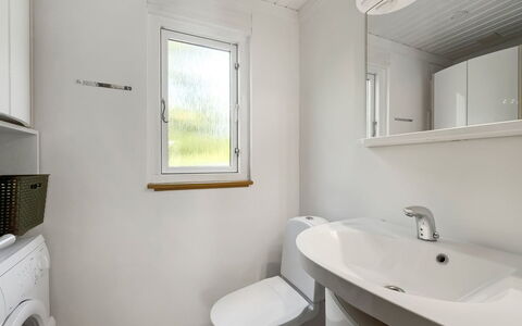 Mirva - 800M to the Fjord: Wand, Armatur, Flooring, Holz, Fussboden, Toilette, Toilleten Sitz, Badezimmer, Sinken, Bad Sink