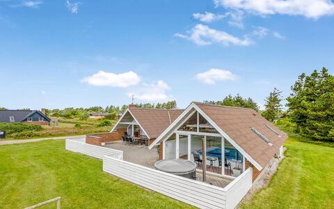 Tuomi - 900M from the Sea: Hütte, Zuhause, Haus, Dach, Veranda, Estate, Abstellgleis, Gartenbauten, Bauernhaus, Garten