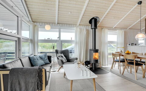 Fejzo - 700M to the Fjord: Möbel, Interior Design, Stuhl, Flooring, Tabelle, Resort, Fussboden, Decke, Zimmer, Eco Hotel
