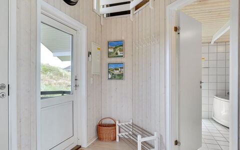 Fejzo - 700M to the Fjord: Möbel, Couch, Interior Design, Flooring, Wohnzimmer, Fussboden, Dekokissen, Zimmer, Kissen