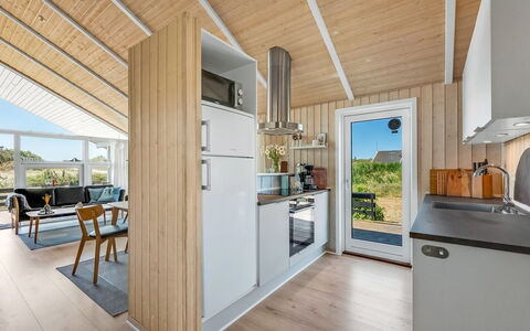 Fejzo - 700M to the Fjord: Möbel, Interior Design, Stuhl, Flooring, Tabelle, Resort, Fussboden, Decke, Zimmer, Eco Hotel