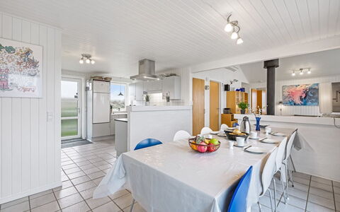 Gottfreda - 330M to the Fjord: Decke, Flooring, Fussboden, Interior Design, Zuhause, Möbel, Tür, Stuhl, Küche, Countertop