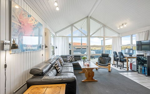 Gottfreda - 330M to the Fjord: Decke, Zuhause, Interior Design, Hütte, Couch, Wohnzimmer, Light Fixture, Hartholz