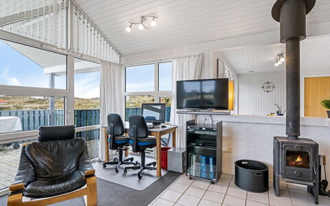 Gottfreda - 330M to the Fjord: Decke, Interior Design, Fussboden, Flooring, Möbel, Zuhause, Zimmer, Wohnzimmer, Stuhl, Wohnung