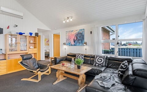 Gottfreda - 330M to the Fjord: Holz, Zuhause, Decke, Möbel, Wohnung, Wohnzimmer, Couch, Hartholz, Holzboden