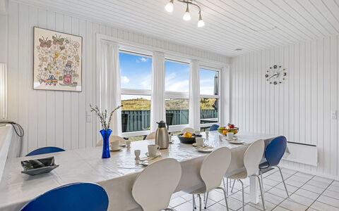 Gottfreda - 330M to the Fjord: Interior Design, Decke, Möbel, Flooring, Zuhause, Tabelle, Küche & Esszimmer Tisch, Light Fixture, Esszimmer, Fussboden