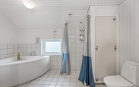 Gottfreda - 330M to the Fjord: Armatur, Flooring, Fussboden, Badezimmer, Interior Design, Decke, Installation, Fliese, Verbundwerkstoff, Zapfhahn