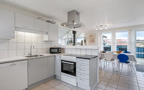 Gottfreda - 330M to the Fjord: Küche, Fussboden, Wohnung, Countertop, Major Appliance, Cabinetry, Küchengerät, Sinken, Fliese, Haushaltsgerät