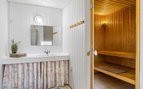 Gottfreda - 330M to the Fjord: Flooring, Armatur, Fussboden, Interior Design, Badezimmer, Installation, Zapfhahn, Decke, Fliese, Zimmer